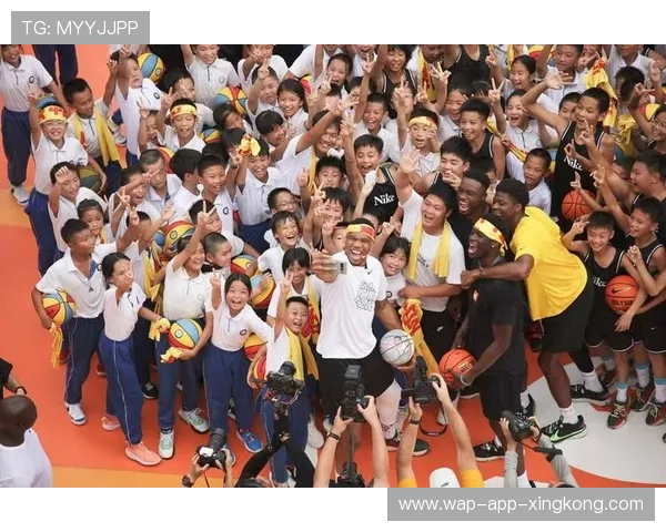 字母哥在球场边举办免费训练营，暑期黄金周满额