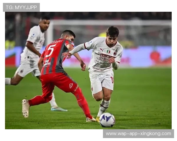 AC米兰前场抢断制造单刀，莱奥射门被侧扑挡住