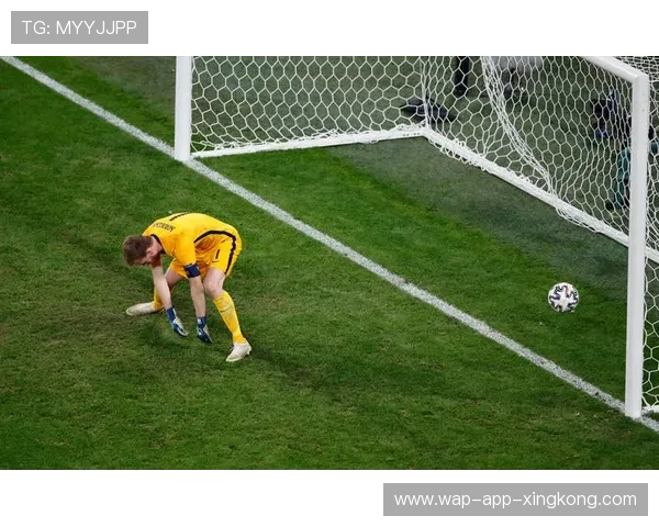 卢卡库侧身摆脱：展现极具爆发力的射门动作