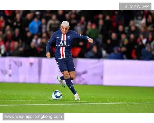 姆巴佩挑射穿过防线建功，巴黎稳定拿下
