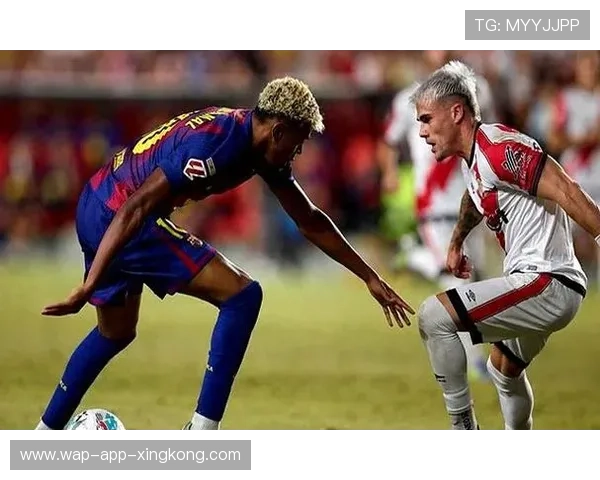 西甲门将神扑登顶热搜话题