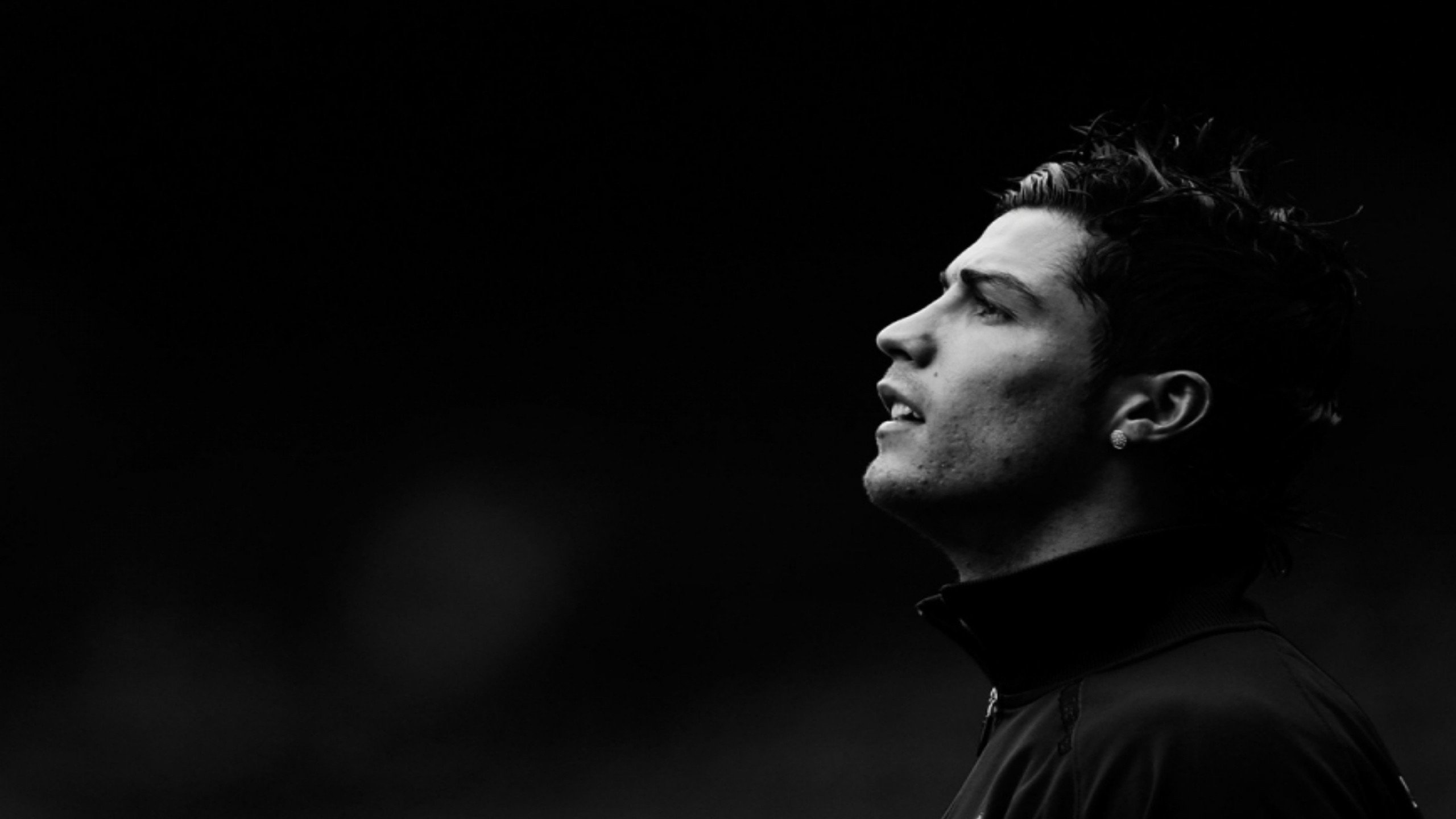 铁人三项“终极挑战站”选手游完上岸因太冷牙齿打战，仍坚持骑完全程